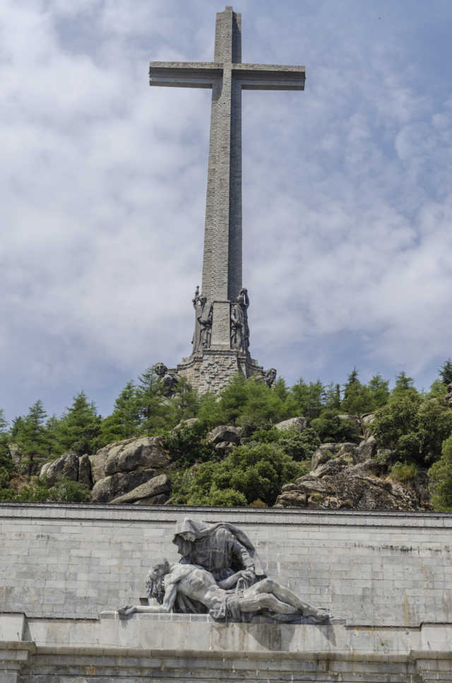 111 - Comunidad de Madrid - San Lorenzo del Escorial - Valle de Los Caidos - basilica y cruz